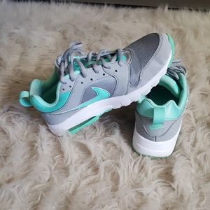 Nike women's air max motion running 6.5 white